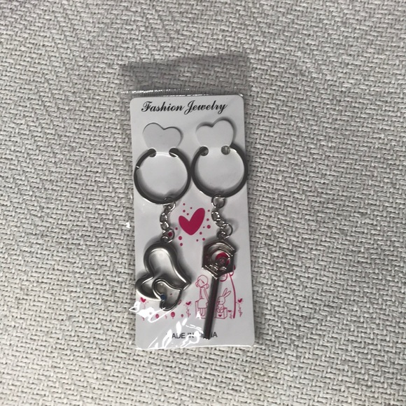 Adorable couples keychain set 🥰 - Picture 2 of 4